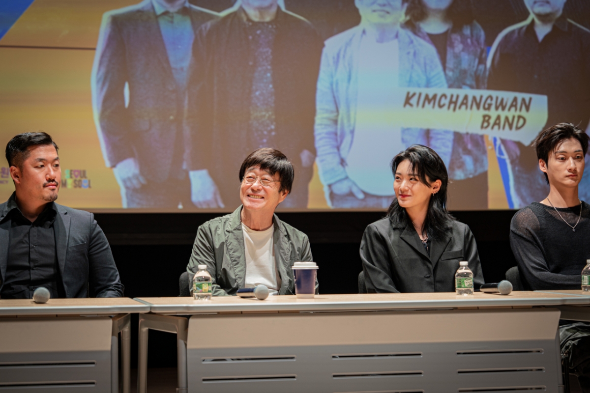 6일(현지시간) 뉴욕 링컨센터 공연을 앞두고 뉴욕한국문화원에서 진행된 기자간담회에서 김창완(왼쪽에서 두번째)을 비롯한 가수들이 발언하고 있다. /사진제공=뉴욕한국문화원