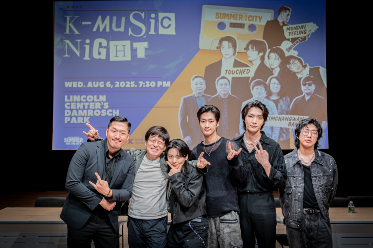6일 (현지시간) 뉴욕 링컨센터 공연을 앞두고 김창완(왼쪽 둘째)을 비롯한 가수들이 뉴욕한국문화원에서 기념촬영을 하고 있다. /사진제공=뉴욕한국문화원