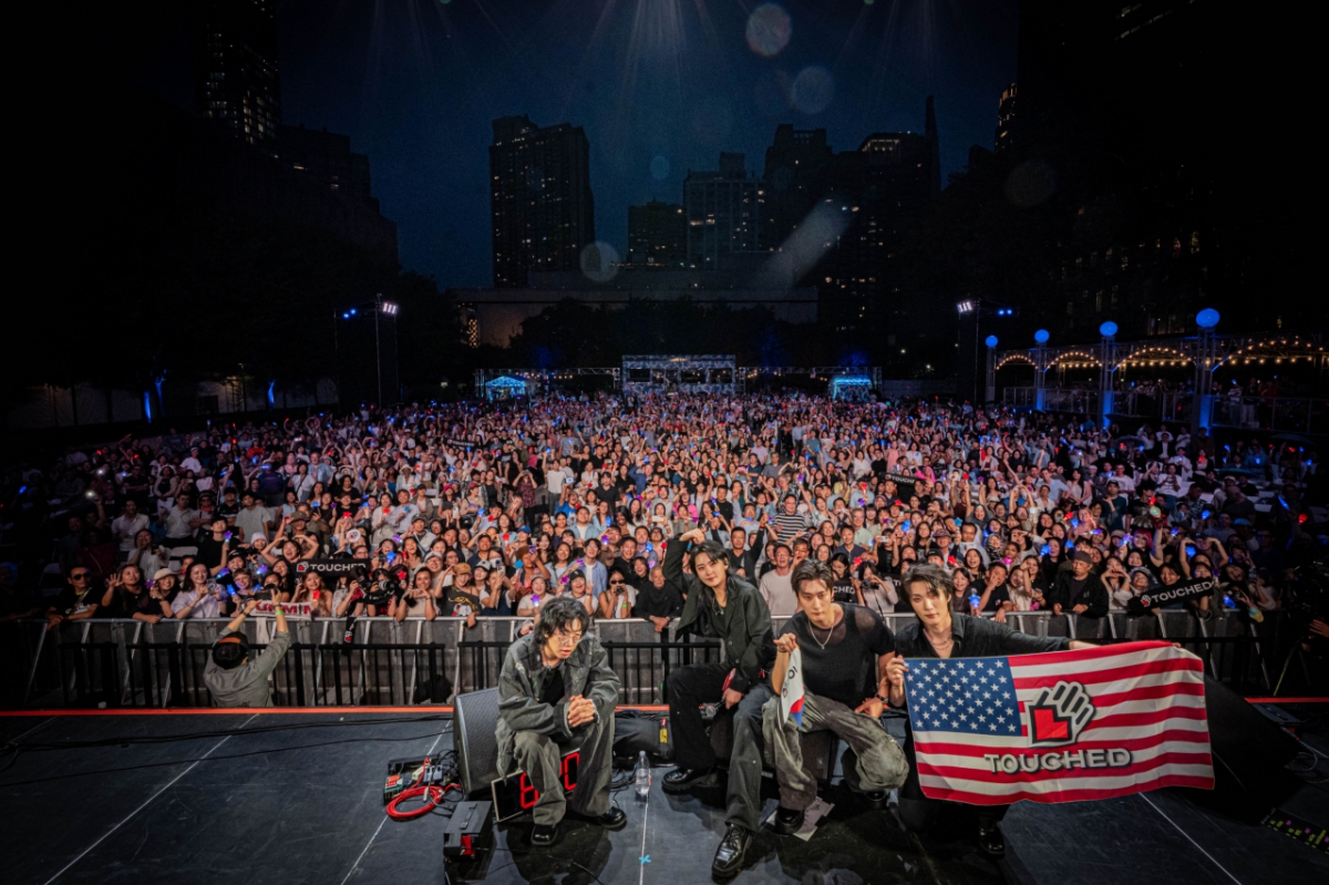 록밴드 터치드가 6일(현지시간) 뉴욕 맨해튼 링컨센터 댐로쉬파크에서 공연 도중 관객들과 사진을 찍고 있다. /사진제공=뉴욕한국문화원