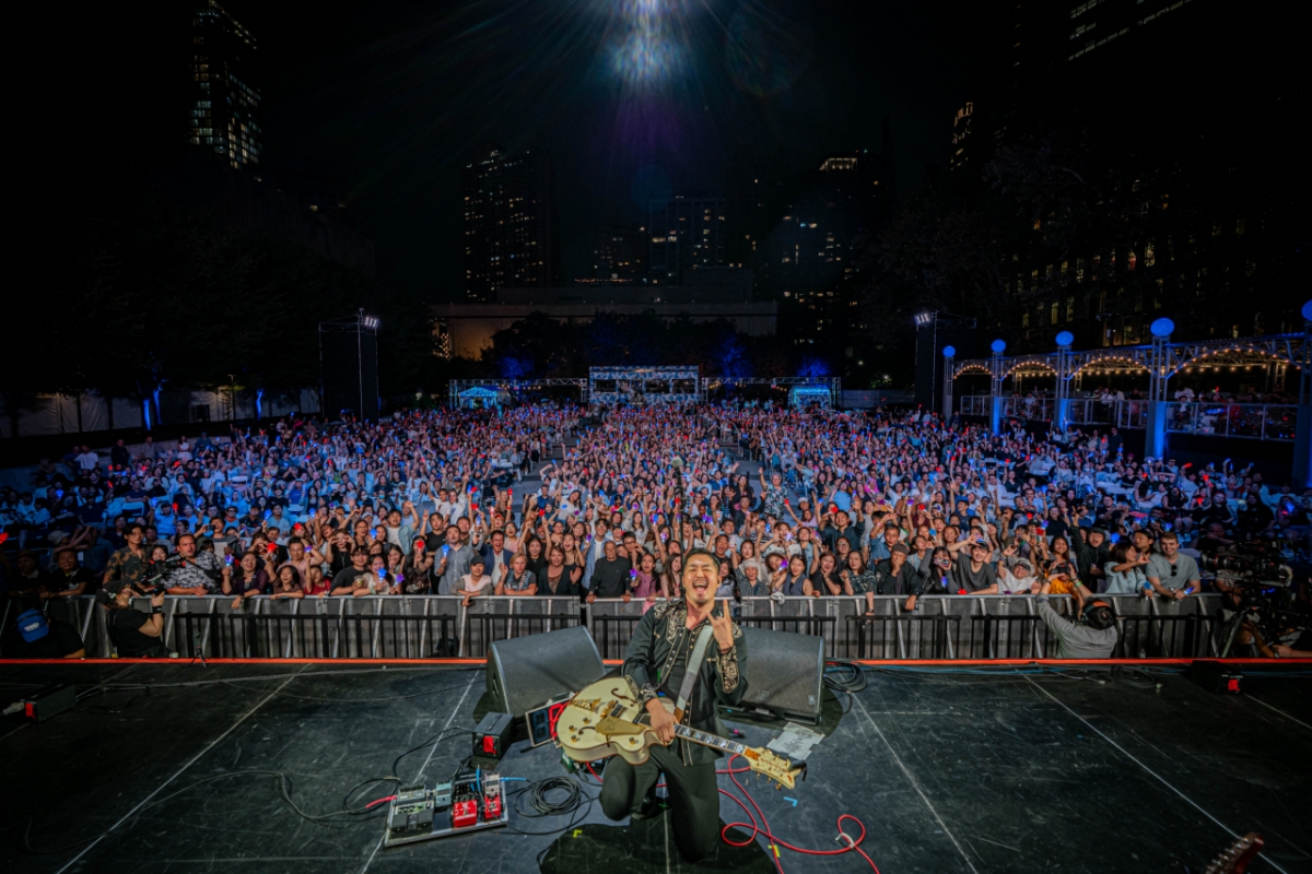 록밴드 먼데이필링의 리더 이안이 6일(현지시간) 뉴욕 맨해튼 링컨센터 댐로쉬파크에서 공연을 하고 있다. /사진제공=뉴욕한국문화원