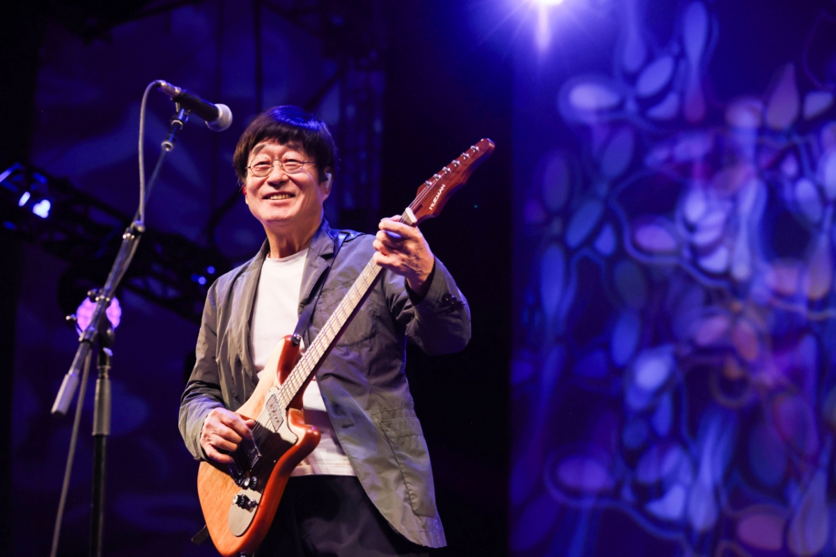 김창완밴드의 리더 김창완이 6일(현지시간) 뉴욕 맨해튼 링컨센터 댐로쉬파크에서 공연을 하고 있다. /사진제공=뉴욕한국문화원