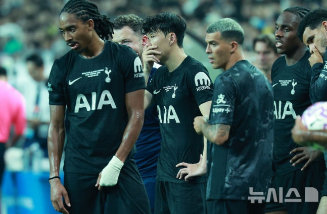 3일 오후 서울 마포구 서울월드컵경기장에 열린 2025 쿠팡플레이시리즈 뉴캐슬 유나이티드와 토트넘 홋스퍼의 경기 후반전에서 교체된 토트넘 손흥민이 동료 제임스 매디슨의 부상을 걱정하고 있다. /사진=뉴시스