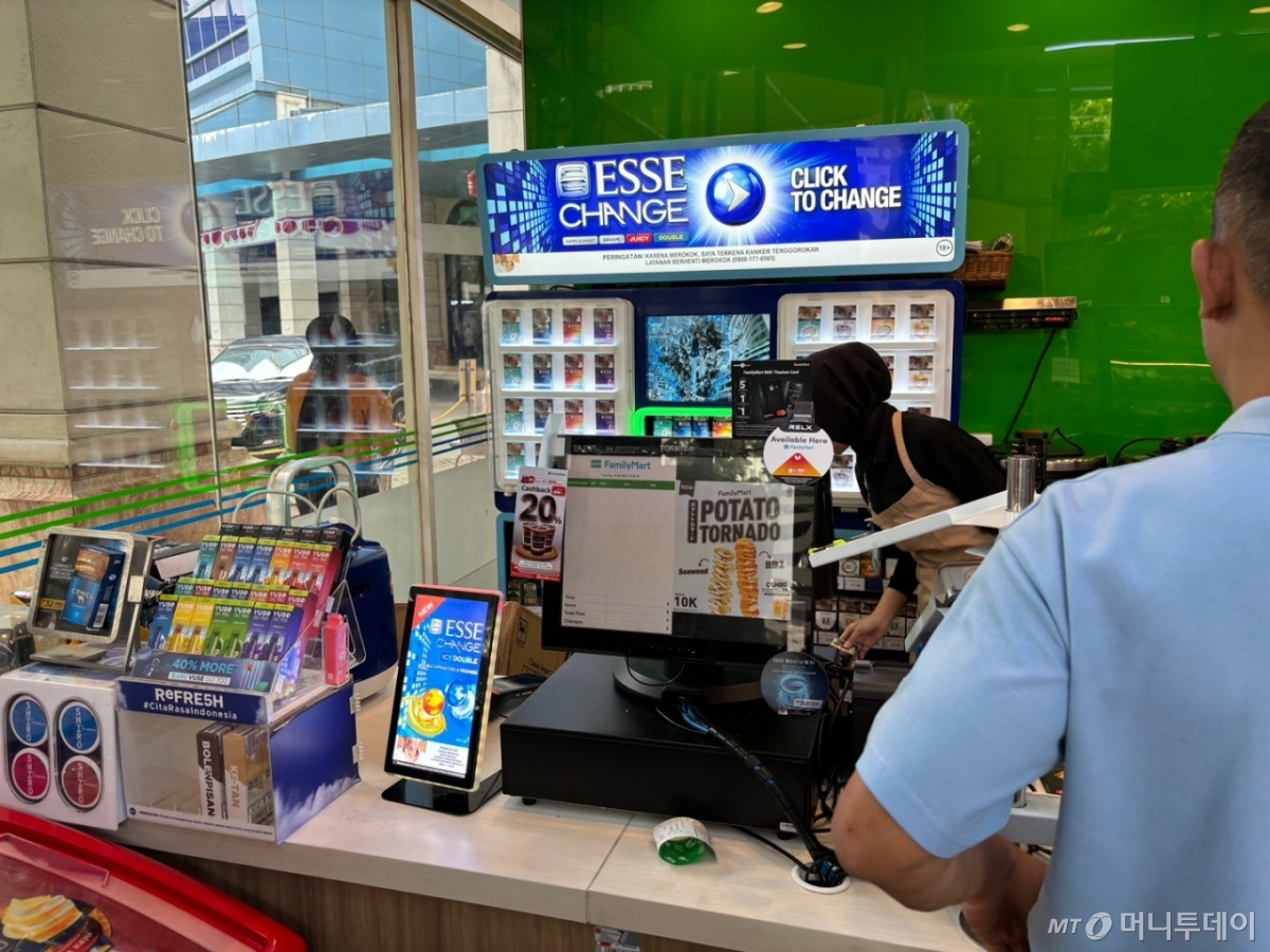 인도네시아 자카르타에 위치한 한 편의점에서 KT&G 제품을 판매하고 있다. /사진=이재윤 기자 /사진=이재윤