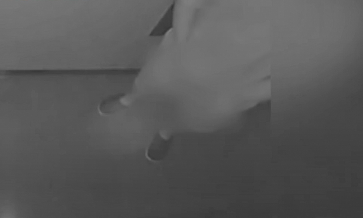 잘못 배송된 택배를 수거한 뒤 대뜸 현관문 앞에 소변을 보고 달아난 남성 모습이 공개됐다./사진=JTBC '사건반장'