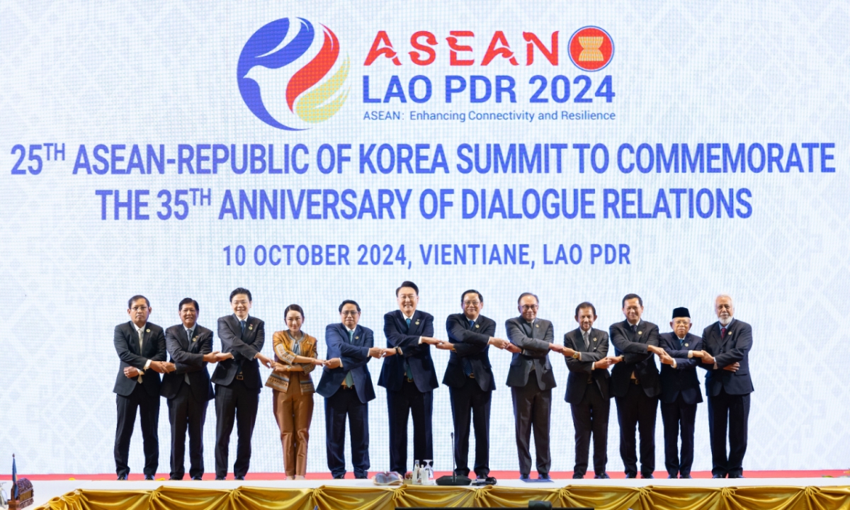 (서울=뉴스1) 송원영 기자 = 윤석열 대통령이 10일(현지시간) 라오스 비엔티안 국립컨벤션센터(NCC)에서 열린 한·아세안(ASEAN·동남아시아국가연합) 정상회의에서 손싸이 시판돈 라오스 총리 등과 기념촬영을 하고 있다. 왼쪽부터 아웅 쪼 모 미얀마 외교부 사무차관, 페르디난드 마르코스 필리핀 대통령, 로런스 웡 싱가포르 총리, 패통탄 친나왓 태국 총리, 팜 민 찐 베트남 총리, 윤 대통령, 손싸이 시판돈 라오스 총리, 안와르 이브라힘 말레이시아 총리, 하사날 볼키아 브루나이 국왕, 훈 마넷 캄보디아 총리, 마루프 아민 인도네시아 부통령, 샤나나 구스마웅 동티모르 총리. (대통령실 제공) 2024.10.10/뉴스1 Copyright © 뉴스1. All rights reserved. 무단 전재 및 재배포, AI학습 이용 금지. /사진=(서울=뉴스1) 송원영 기자