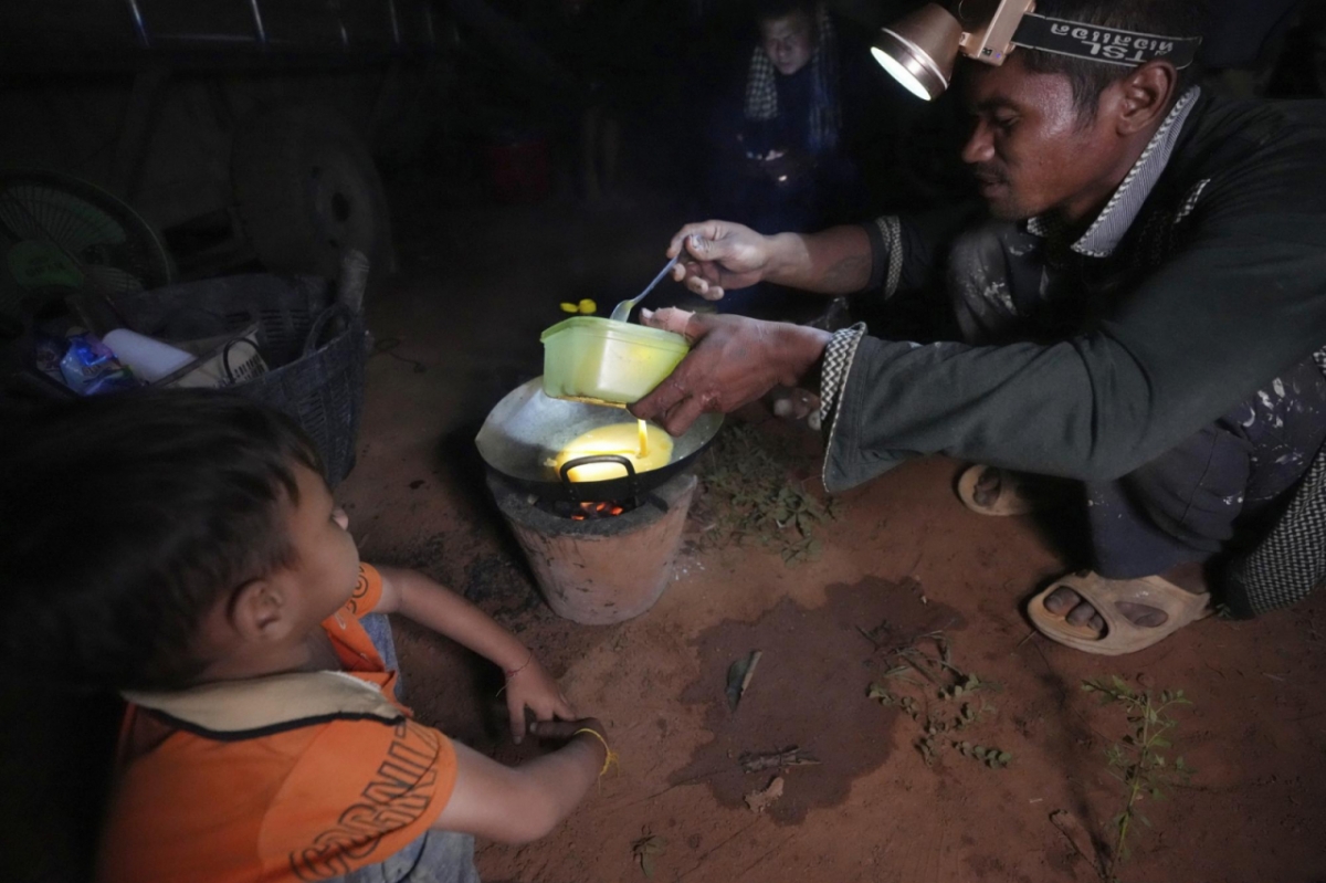 [바틀로아=AP/뉴시스] 24일(현지 시간) 태국과 캄보디아군의 충돌에서 대피한 캄보디아 주민이 오다르메안체이주 바틀로아 초등학교에 대피해 음식을 만들고 있다. 2025.07.25. /사진=민경찬