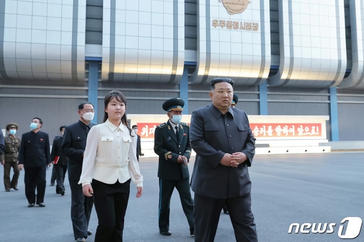 2023년 4월 19일 김정은 총비서가 딸 김주애를 동행해 국가우주개발국을 현지지도하는 모습. /사진=뉴스1