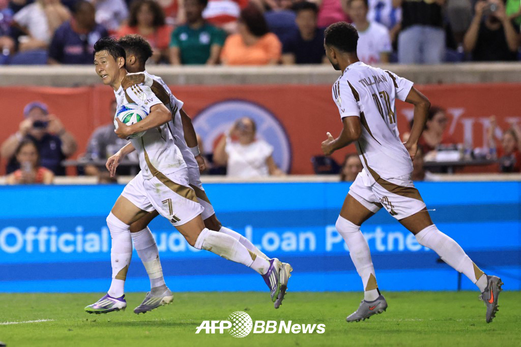 로스앤젤레스(LA)FC 손흥민(왼쪽)이 10일 미국 일리노이주 브리지뷰의 시트긱 스타디움에서 열린 시카고 파이어FC와의 2025 미국프로축구 메이저리그사커(MLS) 27라운드 원정경기에서 드니 부앙가의 페널티킥 득점 이후 대신 공을 챙긴 뒤 자기 진영으로 복귀하고 있다. /AFPBBNews=뉴스1