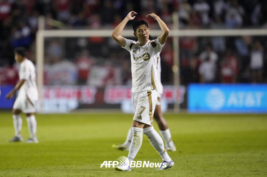 로스앤젤레스(LA)FC 손흥민이 10일 미국 일리노이주 브리지뷰의 시트긱 스타디움에서 열린 시카고 파이어FC와의 2025 미국프로축구 메이저리그사커(MLS) 27라운드 원정경기에서 비디오 판독 끝에 페널티킥이 선언되자 원정 응원 팬들의 분위기를 끌어 올리고 있다. /AFPBBNews=뉴스1