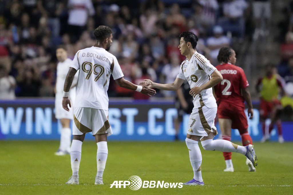 로스앤젤레스(LA)FC 손흥민(오른쪽)이 10일 미국 일리노이주 브리지뷰의 시트긱 스타디움에서 열린 시카고 파이어FC와의 2025 미국프로축구 메이저리그사커(MLS) 27라운드 원정경기에서 교체로 투입된 뒤 드니 부앙가와 하이파이브를 하고 있다. /AFPBBNews=뉴스1