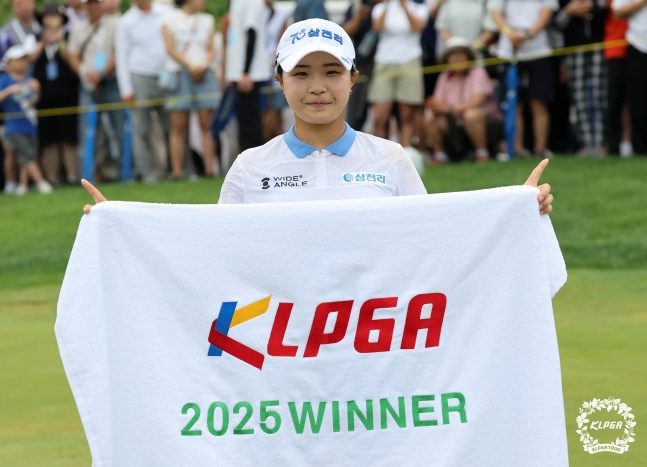 고지원이 10일 제주 서귀포시에 위치한 사이프러스 골프 앤 리조트에서 열린 KLPGA 제주 삼다수 마스터스 대회 우승 확정 후 세리머니를 하고 있다. /사진=KLPGA 제공