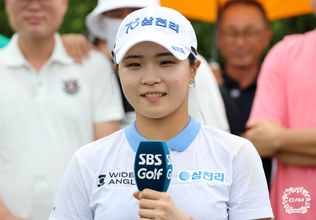 고지원이 10일 제주 서귀포시에 위치한 사이프러스 골프 앤 리조트에서 열린 KLPGA 제주 삼다수 마스터스 대회 우승 확정 후 인터뷰하고 있다. /사진=KLPGA 제공