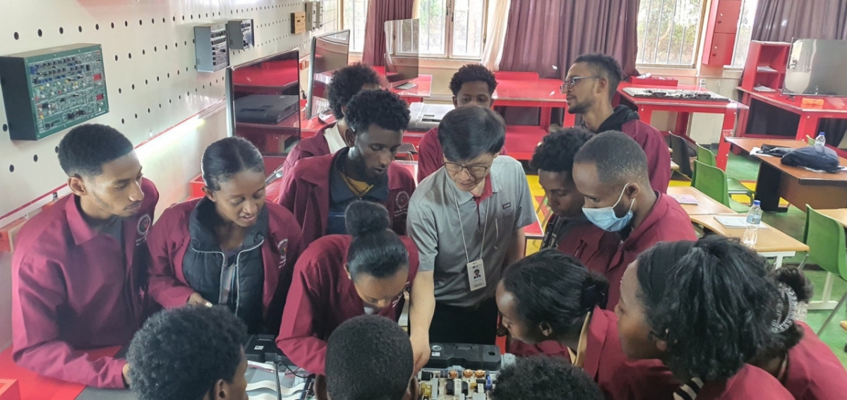 에티오피아 'LG-KOICA 희망직업훈련학교' 학생들이 TV에 대한 교육을 받고 있다./사진=LG전자