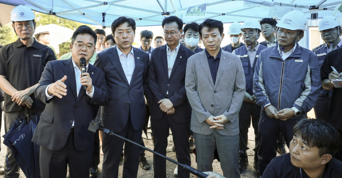 [광명=뉴시스] 정병혁 기자 = 민병덕 더불어민주당 을지로위원회 위원장이 6일 경기 광명시 포스코이앤씨 광명 고속도로 공사 사고현장에서 질문을 하고 있다. 2025.08.06. jhope@newsis.com /사진=정병혁