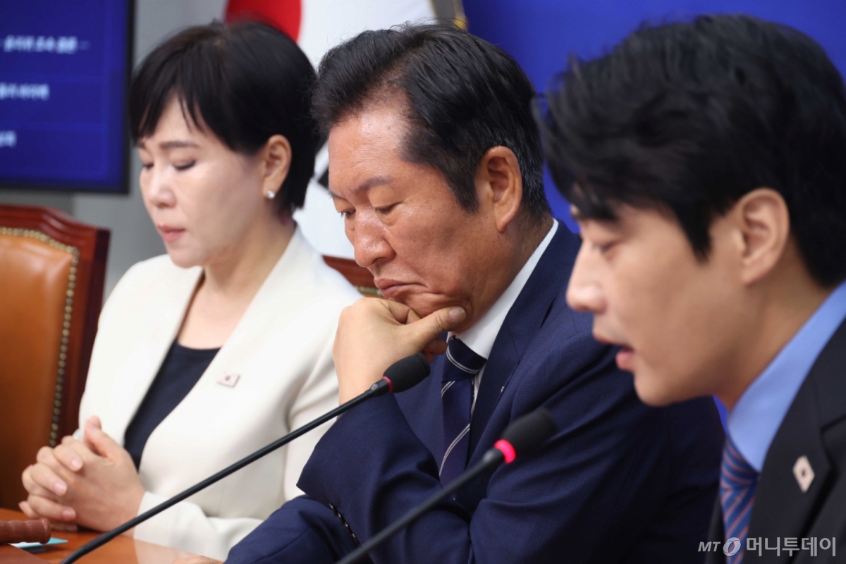 [서울=뉴시스] 조성봉 기자 = 정청래 더불어민주당 대표가 11일 오전 서울 여의도 국회에서 열린 최고위원회의에서 잠시 생각에 잠겨 있다.2025.08.11. suncho21@newsis.com /사진=조성봉