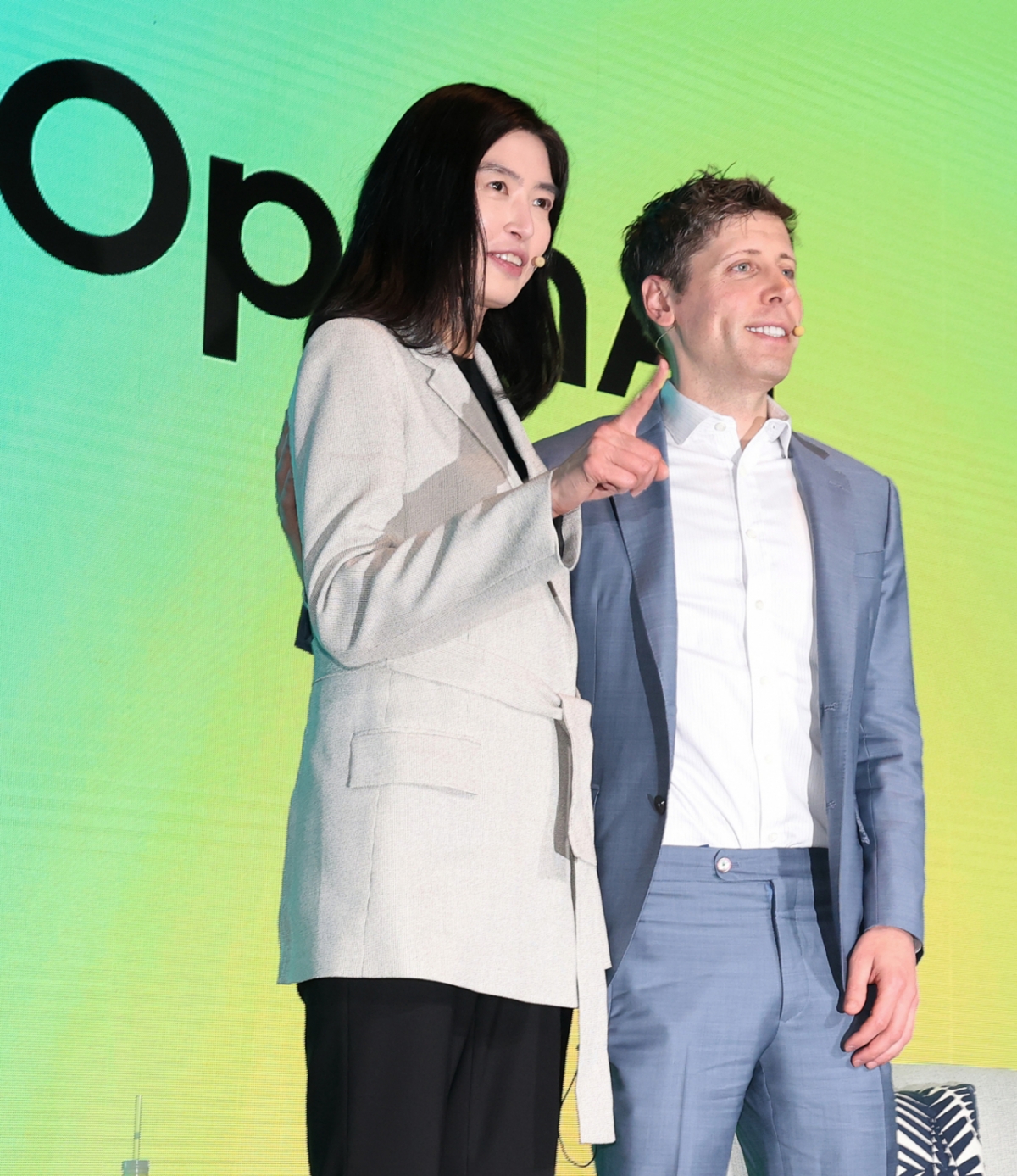 정신아 카카오 대표와 챗GPT 개발사 오픈AI의 샘 올트먼 최고경영자(CEO)가 지난 2월4일 서울 중구 플라자호텔에서 열린 전략적 제휴 체결 공동 기자간담회에서 포즈를 취하고 있다.  /사진=뉴스1