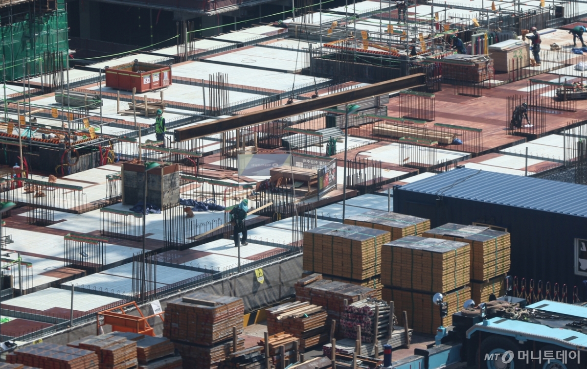 고용노동부는 23일부터 건설·조선·물류 등 폭염 고위험사업장 등을 중심으로 '폭염안전 5대 기본수칙' 준수 여부를 지도·감독한다. 사진은 이날 서울 시내 한 아파트 건설현장에서 노동자들이 작업하는 모습. 2025.6.23/사진=뉴스1  Copyright © 뉴스1. All rights reserved. 무단 전재 및 재배포,  AI학습 이용 금지. 