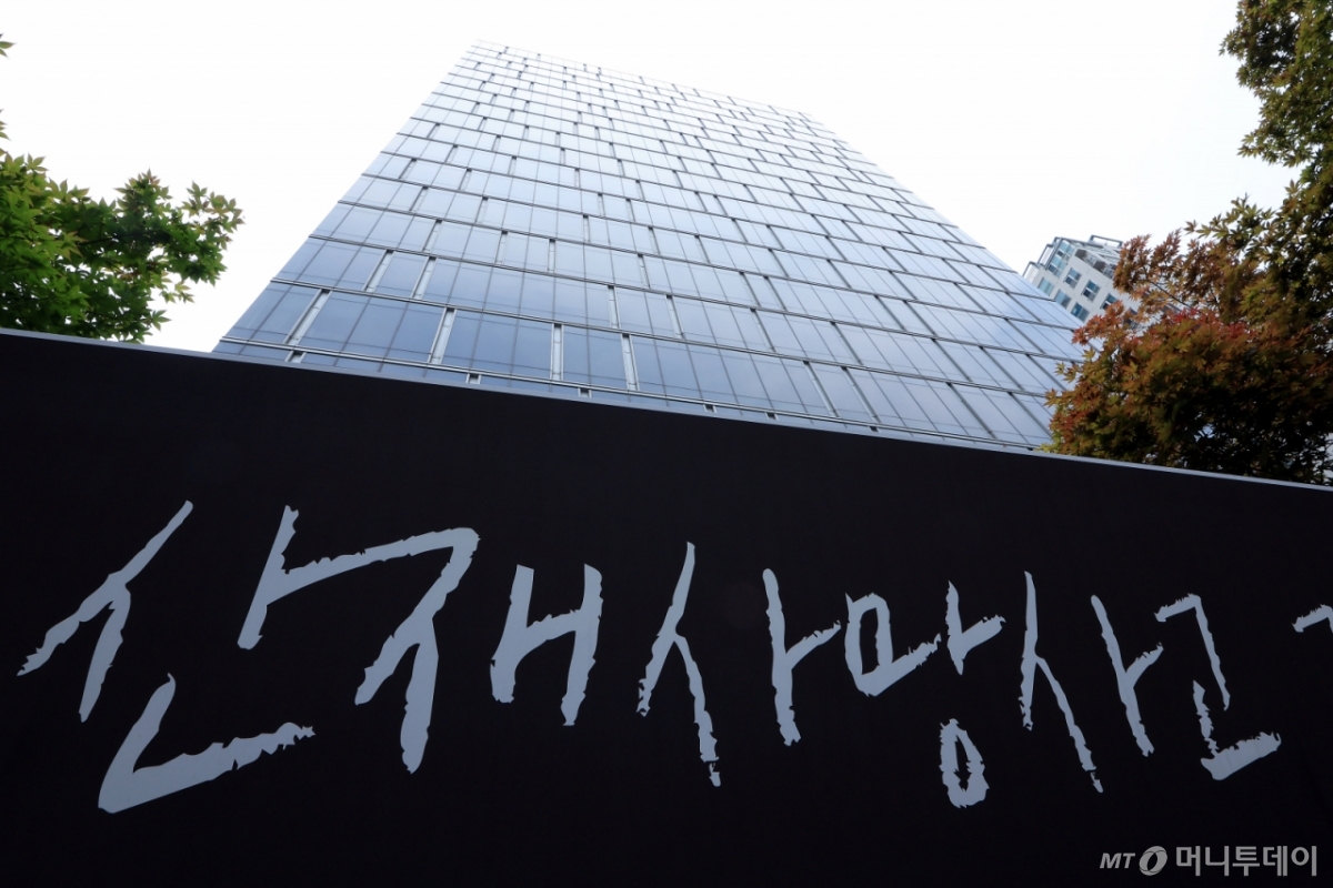 지난달 SPC삼립 시화공장에서 50대 여성 근로자가 기계에 끼여 사망하는 사고와 관련해 경기 시흥경찰서와 고용노동부 성남지청 근로감독관과 경찰 등이 SPC삼립에 대한 압수수색을 진행 중이다. 사진은 17일 서울 서초구 양재동 SPC삼립 본사 모습.  2025.6.17/사진=뉴스1  Copyright © 뉴스1. All rights reserved. 무단 전재 및 재배포,  AI학습 이용 금지. 