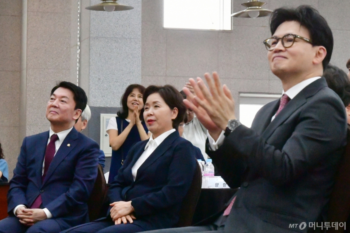 [광주=뉴시스] 이현행 기자 = 한동훈(오른쪽) 전 국민의힘 당대표와 안철수(왼쪽) 국민의힘 당대표 후보가 11일 오후 광주 서구 홀리데이인호텔에서 김화진 국힘 전남도당위원장 취임사를 듣고 있다. 2025.08.11. lhh@newsis.com /사진=이현행