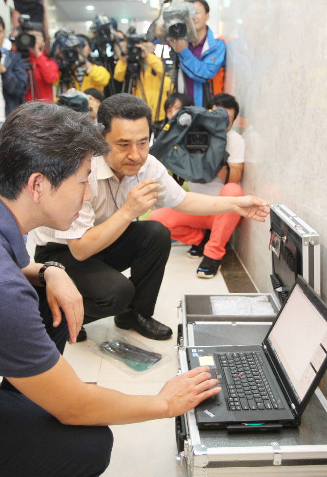 2014년 8월 19일 오후 제주시 이도2동 모 빌딩에서 국립과학수사연구원 관계자들이 김수창 전 제주지검장 음란행위 의혹 관련 CCTV 영상 속 남성의 신장을 확인하기 위해 신장계측 데이터 취득 작업을 벌이고 있다. /사진=뉴시스 