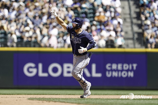 탬파베이 김하성이 11일(한국시간) 시애틀전에서 4회초 홈런을 터트리고 그라운드를 돌고 있다. /AFPBBNews=뉴스1