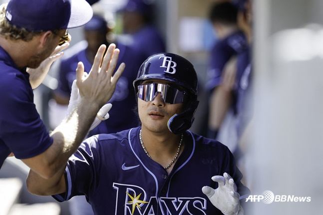 탬파베이 김하성이 11일(한국시간) 시애틀전에서 4회초 홈런을 터트린 뒤 동료들의 축하를 받고 있다. /AFPBBNews=뉴스1