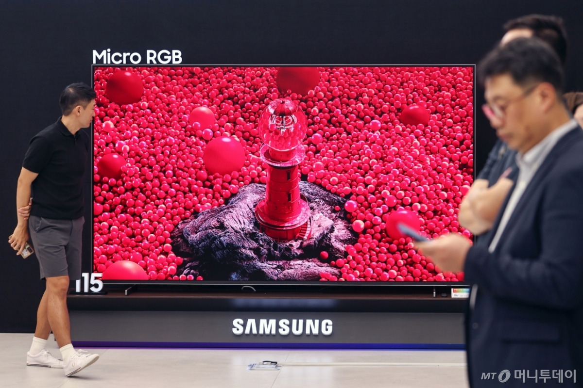 12일 오전 서울 서초구 삼성 강남에 마이크로 RGB TV가 전시돼 있다. 마이크로 RGB TV는 115형 대화면에 초미세 단위 마이크로 RGB 컬러 백라이트를 적용한 것이 특징으로, 빨강·초록·파랑 색상을 각각 독립적으로 정밀 제어할 수 있다./사진=뉴스1 /사진=(서울=뉴스1) 민경석 기자