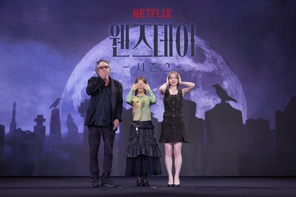 넷플릭스 시리즈 '웬즈데이' 시즌2의 팀 버튼 감독(사진 맨 왼쪽부터 오른쪽으로), 제나 오르테가, 에마 마이어스/사진=넷플릭스