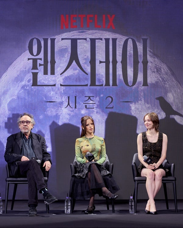 넷플릭스 시리즈 '웬즈데이' 시즌2의 팀 버튼 감독(사진 맨 왼쪽부터 오른쪽으로), 제나 오르테가, 에마 마이어스/사진=넷플릭스