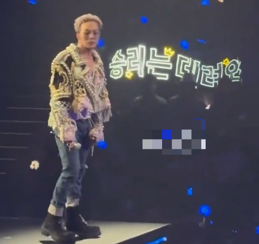 수 지드래곤의 솔로 월드투어 홍콩 공연에서 한 팬이 '승리는 데려와'라는 플래카드를 건 장면이 화제다. /사진=엑스 캡처