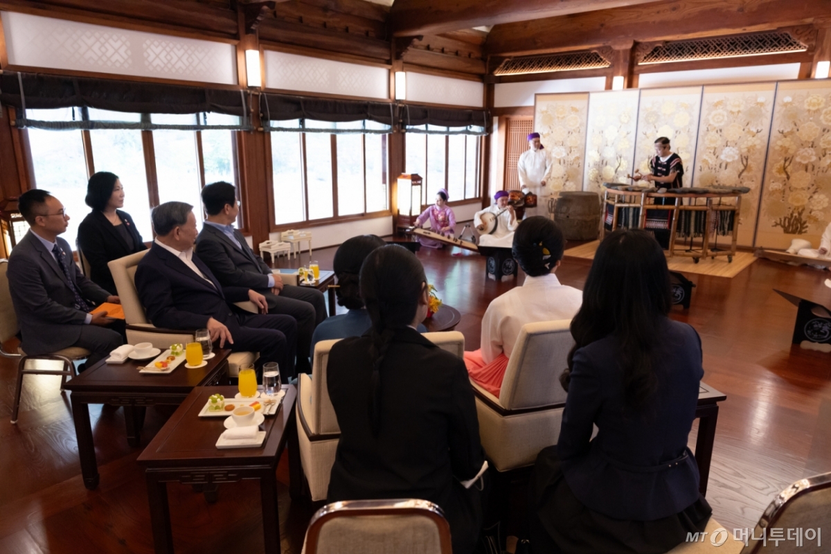 (서울=뉴스1) 이재명 기자 = 이재명 대통령과 부인 김혜경 여사가 12일 청와대 상춘재에서 국빈 방한한 또 럼 베트남 당서기장, 응오 프엉 리 여사와 공연을 관람하고 있다. (대통령실 제공. 재판매 및 DB금지) 2025.8.12/뉴스1  Copyright © 뉴스1. All rights reserved. 무단 전재 및 재배포,  AI학습 이용 금지. /사진=(서울=뉴스1) 이재명 기자