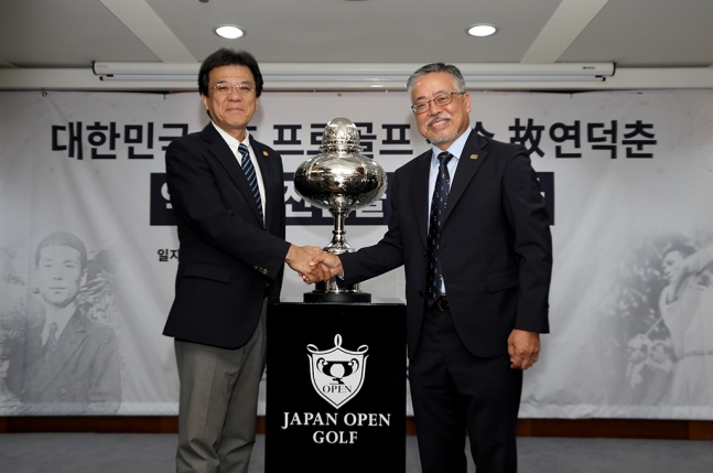 김원섭 KPGA 회장(오른쪽)과 야마나카 히로시 JGA 최고 운영 책임자가 12일 서울 중구 소재 한국프레스센터에서 열린 기념식에서 사진촬영에 임하고 있다. /사진=KPGA 제공