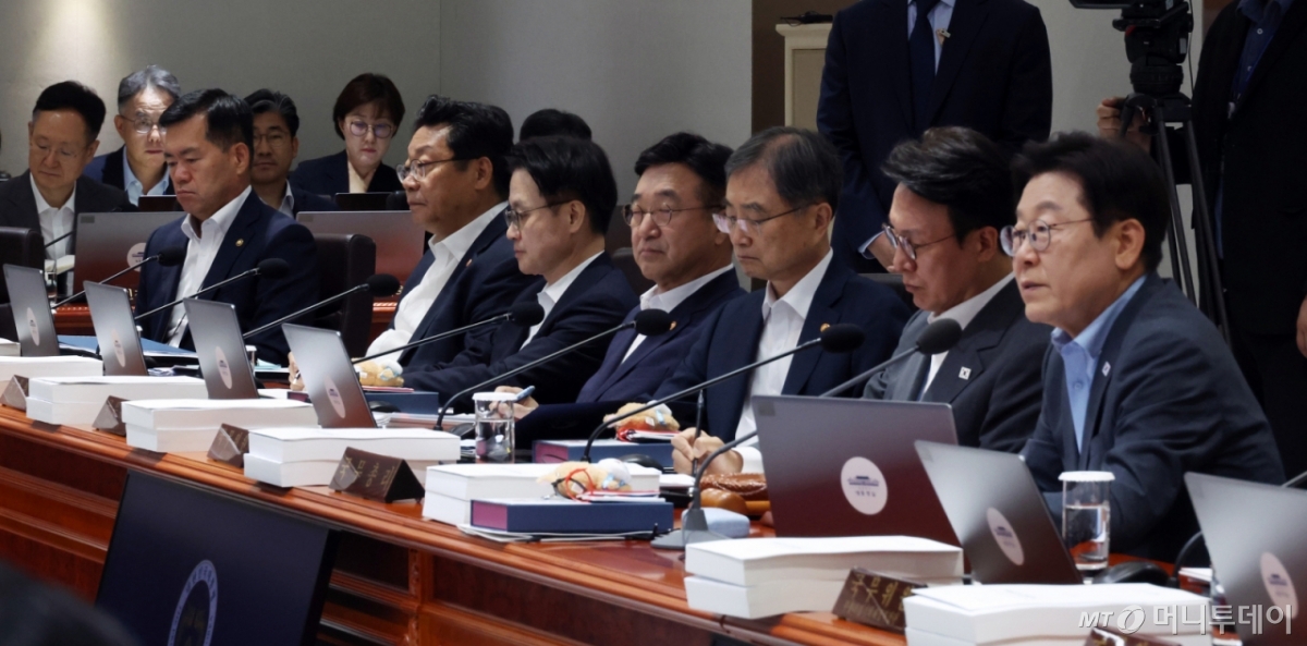 [서울=뉴시스] 고범준 기자 = 봉욱(왼쪽) 민정수석, 김현지 총무비서관 등 배석자들이 12일 서울 용산 대통령실 청사에서 열린 국무회의에서 이재명 대통령의 발언을 듣고 있다. (대통령실통신사진기자단) 2025.08.12. bjko@newsis.com /사진=