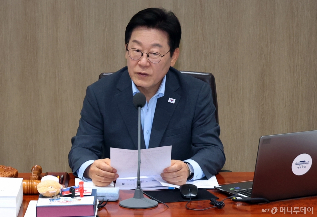 [서울=뉴시스] 고범준 기자 = 이재명 대통령이 12일 서울 용산 대통령실 청사에서 열린 국무회의에서 발언하고 있다. 이 대통령 자리에 광복 80주년 기념 태극기 달기 캠페인 열쇠고리와 네임택이 놓여 있다. (대통령실통신사진기자단) 2025.08.12. bjko@newsis.com /사진=