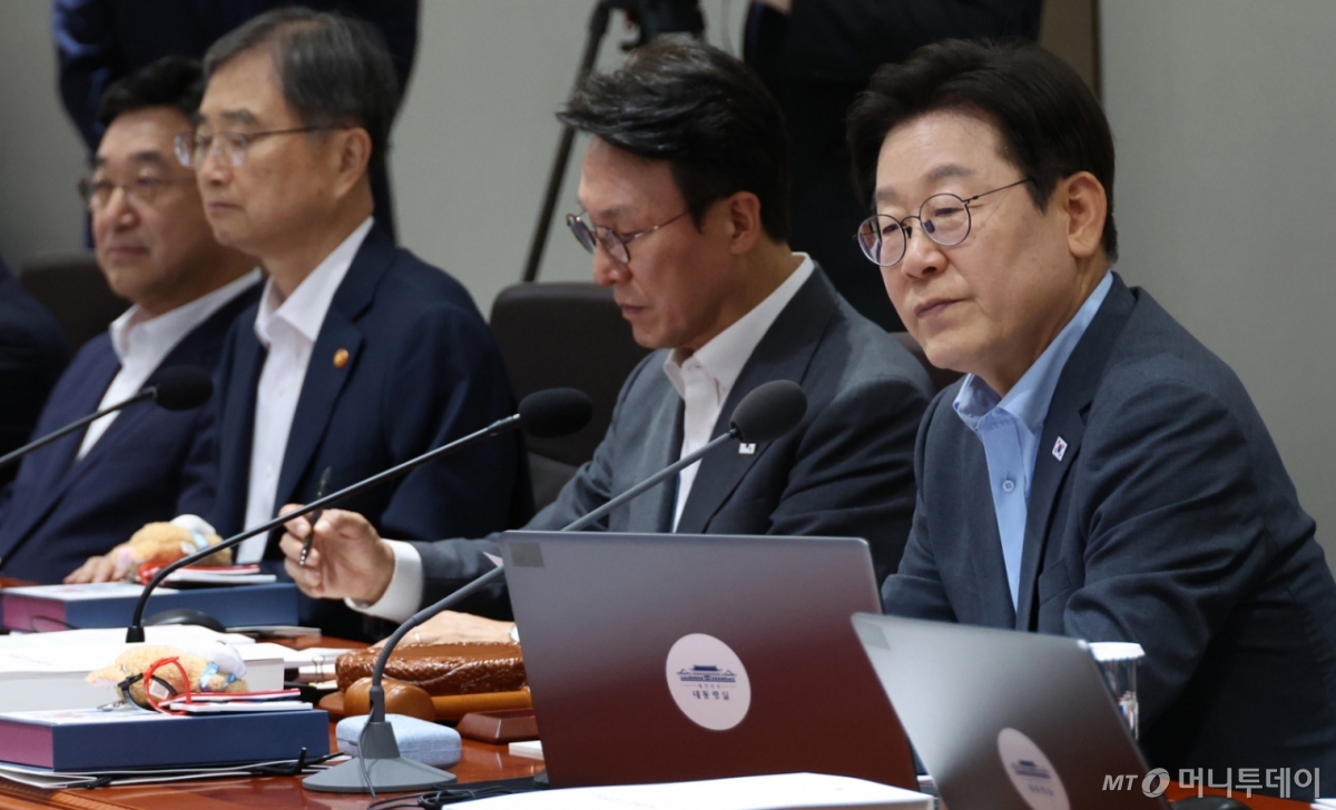 [서울=뉴시스] 고범준 기자 = 이재명 대통령이 12일 서울 용산 대통령실 청사에서 열린 국무회의에서 국무위원들을 바라보고 있다. 이 대통령 자리에 광복 80주년 기념 태극기 달기 캠페인 열쇠고리와 네임택이 놓여 있다. (대통령실통신사진기자단) 2025.08.12. bjko@newsis.com /사진=