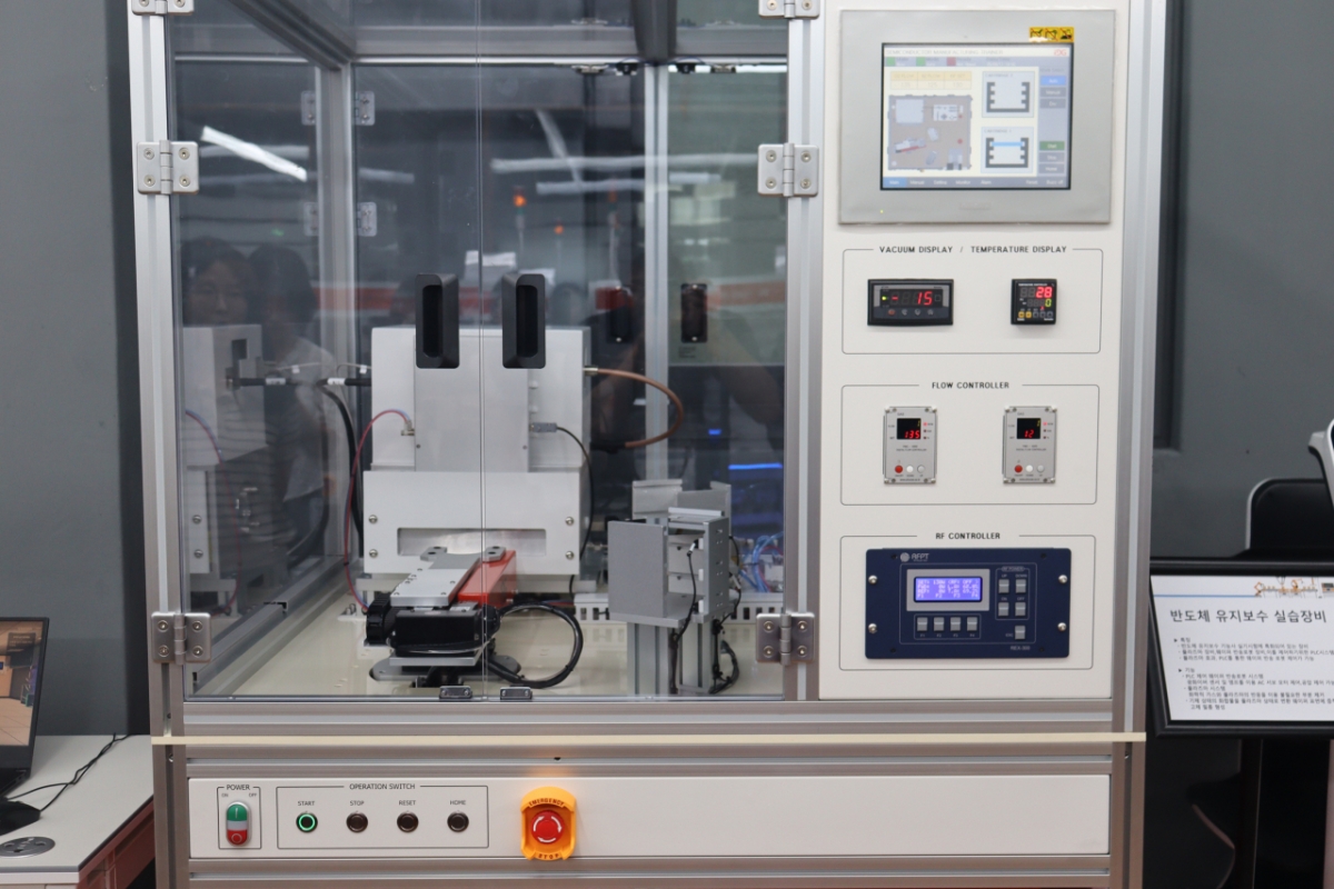 아이지가 개발한 반도체공정 교육훈련 장비 중 반도체 유지보수 부분을 실습해볼 수 있는 장비./ 이노비즈협회