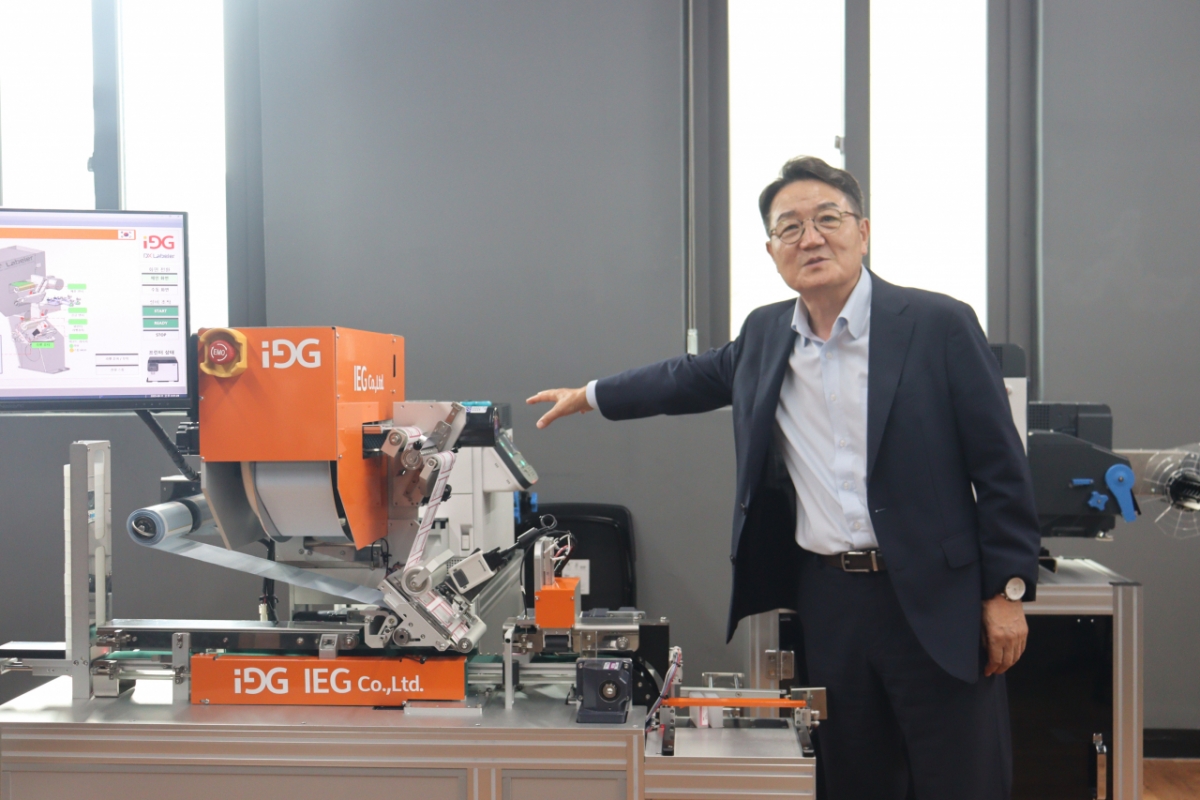 김창일 아이지 대표이사가 아이지가 자체 개발한 DX Labeler(라벨러)를 소개하는 모습. /사진제공=이노비즈협회