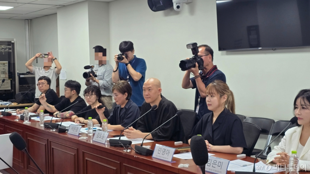  13일 서울 여의도 국회에서 박주민 국회 보건복지위원회 위원장(더불어민주당)과 '문신사 제도화 민관협의체 특별 전담 조직(TFT)'이 문신사법 법제화 관련 논의를 위한 간담회를 진행했다. /사진=홍효진 기자