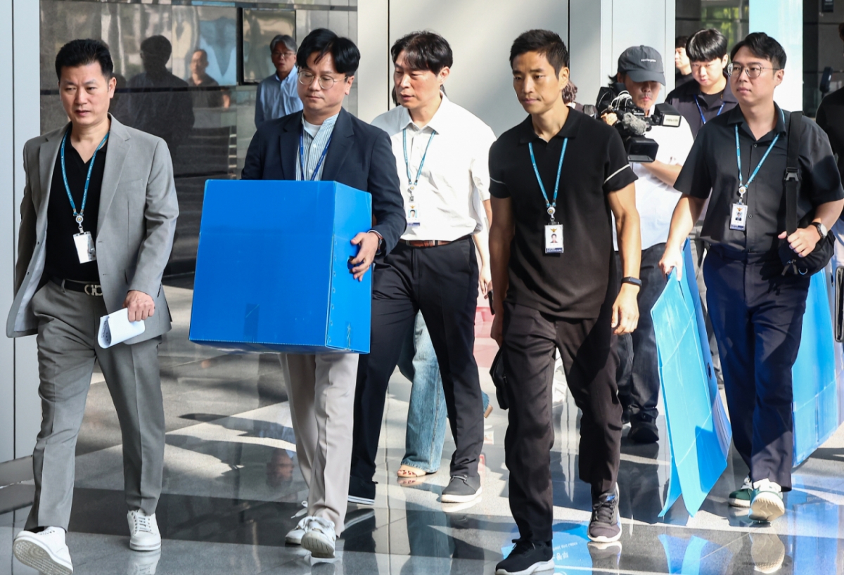 (인천=뉴스1) 김도우 기자 = 경기남부경찰청과 고용노동부 관계자들이 12일 인천시 연수구 포스코이앤씨 본사 사옥에서 압수품을 담기 위한 박스를 들고 이동하고 있다. 경기남부경찰청 광명~서울고속도로 공사장 사고 수사전담팀과 고용노동부 안양지청은 12일 오전 9시부터 인력 70여 명을 투입해 3개 업체, 5곳에 대한 압수수색 영장을 집행 중이라고 밝혔다. 2025.8.12/뉴스1 Copyright © 뉴스1. All rights reserved. 무단 전재 및 재배포, AI학습 이용 금지. /사진=(인천=뉴스1) 김도우 기자