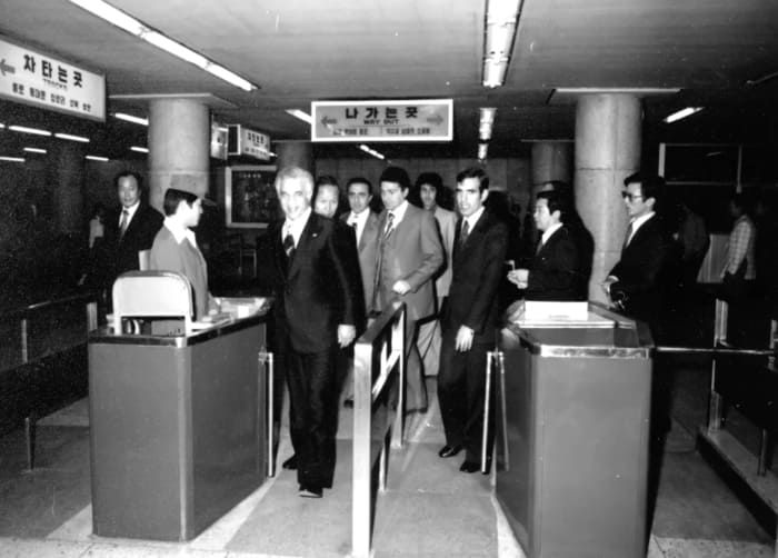 1974년 8월 개통 직후 지하철 1호선을 이용하는 시민들 모습./사진=서울교통공사