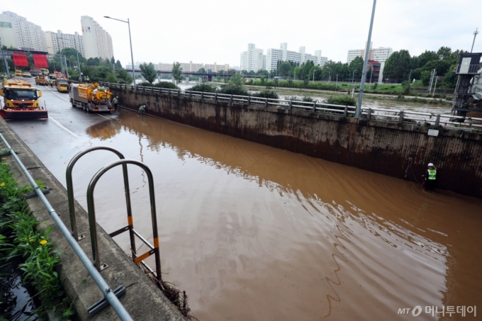 (서울=뉴스1) 황기선 기자 = 경기 북부 지역에 내린 집중 호우로 서울 중랑천 수위가 상승한 20일 오전 서울 노원구 월계1교 인근 동부간선도로에서 서울시설관리공단 관계자들이 도로 정비작업을 하고 있다.  서울시는 이날 오전 2시 37분부로 동부간선도로 수락지하차도부터 성수JC 구간의 양방향 교통을 전면 통제 중이라고 밝혔다.   2025.7.20/뉴스1  Copyright (C) 뉴스1. All rights reserved. 무단 전재 및 재배포,  AI학습 이용 금지. /사진=(서울=뉴스1) 황기선 기자