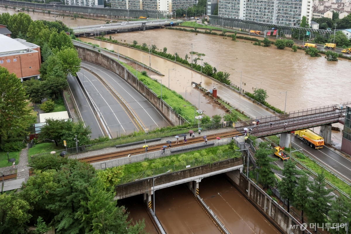 (서울=뉴스1) 민경석 기자 = 서울 동북·서북권에 호우경보가 발령된 13일 서울 노원구 월계동을 지나 흐르는 중랑천이 범람해 동부간선도로 차량통행이 통제되고 있다. 2025.8.13/뉴스1  Copyright © 뉴스1. All rights reserved. 무단 전재 및 재배포,  AI학습 이용 금지. /사진=(서울=뉴스1) 민경석 기자