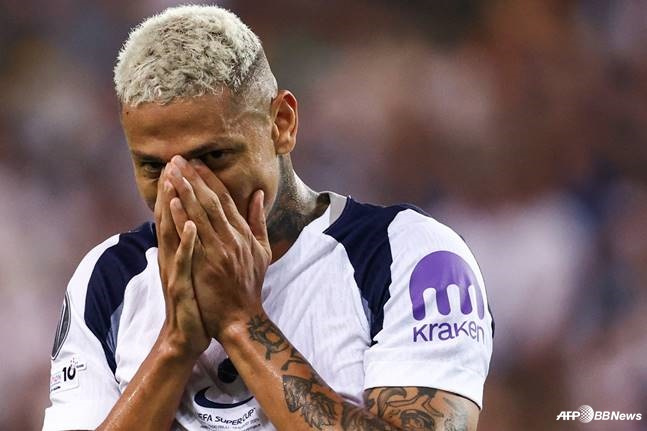 토트넘 홋스퍼 공격수 히샬리송이 14일 오전 4시(한국시간) 이탈리아 블루에너지 스타디움에서 열린 2025 유럽축구연맹(UEFA) 슈퍼컵 결승전 도중 기회를 놓치고 손을 입으로 막고 있다. /AFPBBNews=뉴스1