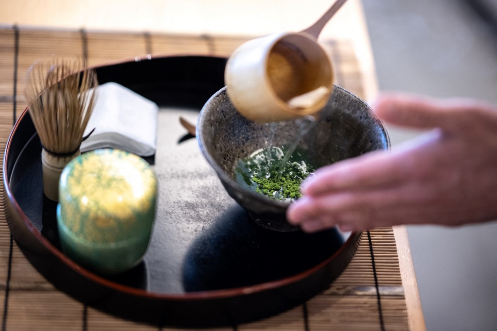 6월6일 일본 도쿄에 있는 한 차 가게에서 매니저가 말차를 준비하고 있다./AFPBBNews=뉴스1