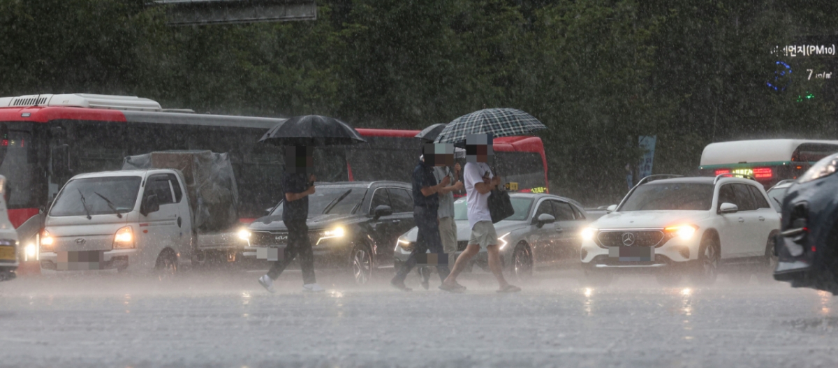 폭우가 쏟아진 13일 서울 중구 시청역 인근에서 시민들이 우산을 쓰고 발걸음을 옮기고 있다./사진=뉴시스