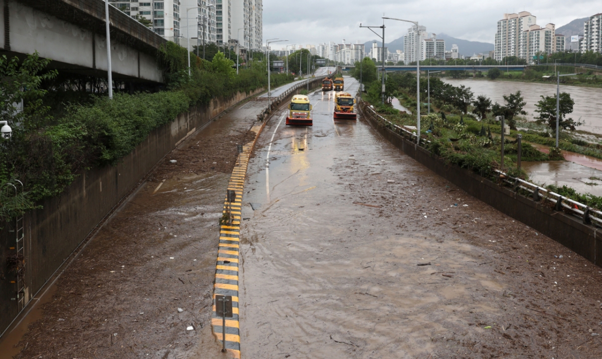 13일 퍼부은 폭우로 서울 노원구 중랑천 월릉교 인근 동부간선도로가 침수돼 복구작업이 진행되고 있다. /사진=뉴시스