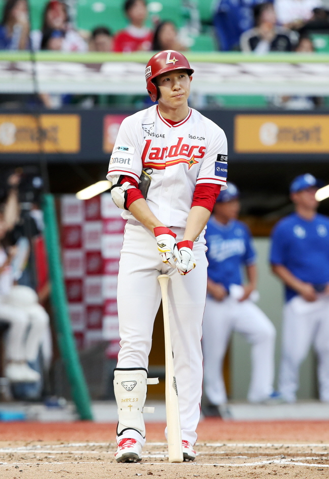 12일 키움전에서 볼넷을 얻어 출루하는 박성한. /사진=SSG 랜더스 제공