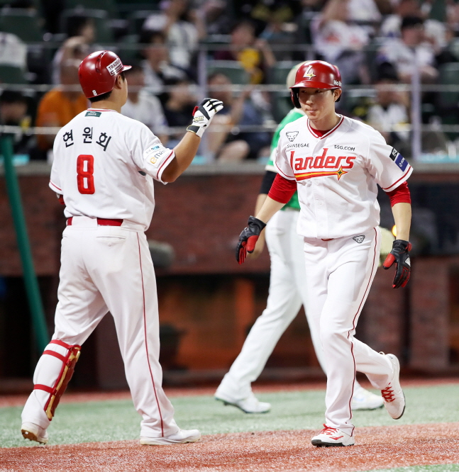 득점하는 박성한(오른쪽). /사진=SSG 랜더스 제공
