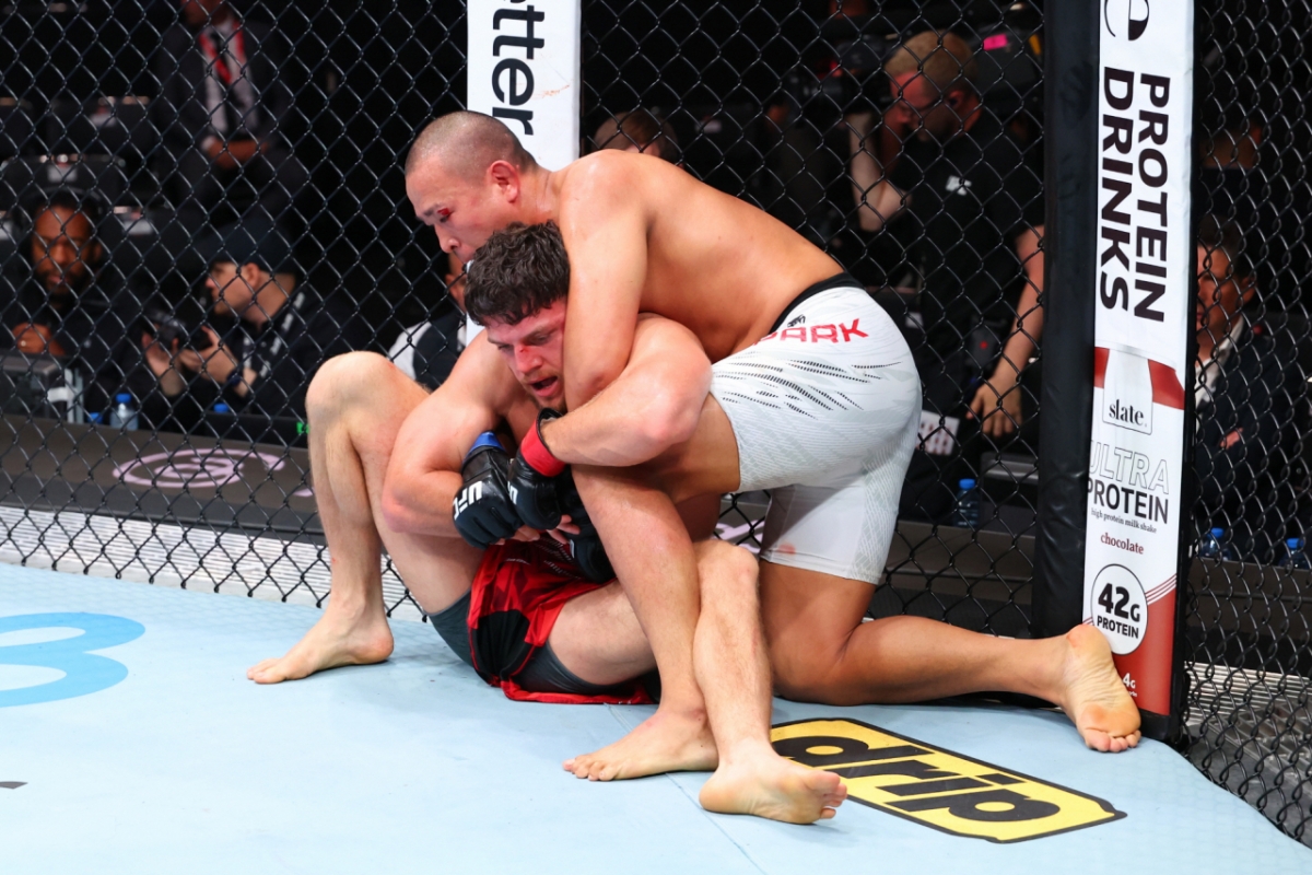 박준용(오른쪽)이 나우르디예프와 그라운드 싸움에서 우위를 점하고 있다. /사진=UFC 제공