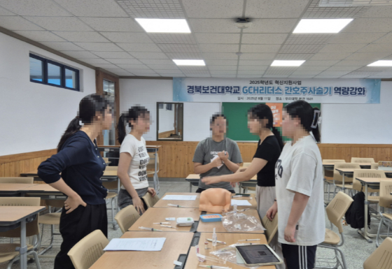 주사술기 교육 후 간호학과 학생들이 질문을 하고 있다./사진제공=대한보건의료평가원